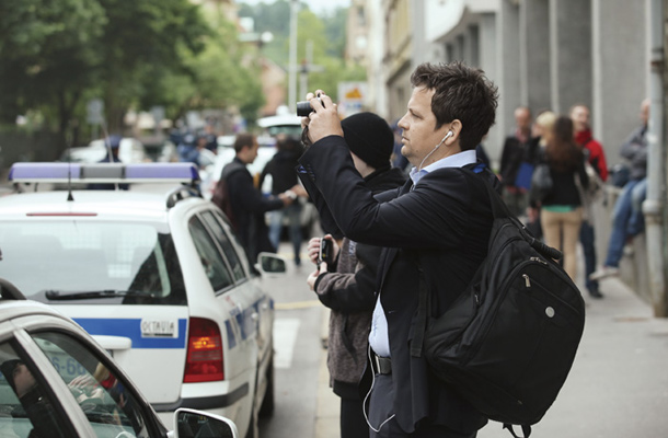 Jernej Pavlin, tiskovni predstavnik stranke SDS, je prejšnji četrtek pred vladnim poslopjem fotografiral peščico demonstrantov, ki so protestirali proti ustavnim spremembam, proti zapisu fiskalnega pravila v ustavo in proti spremembam referendumske ureditve.