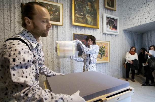 Jasmina Cibic je slovenski paviljon prekrila z neštetimi podobami avtohtonega jamskega hroščka, poimenovanega po Hitlerju.