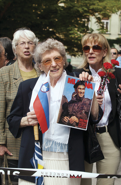 Podpornice Janeza Janše danes pred sodiščem z naslovnico Mladine iz leta 1993, dolgo po tem, ko se je njemu samemu posvetilo, da so na Mladini agenti Udbe in Kosa.