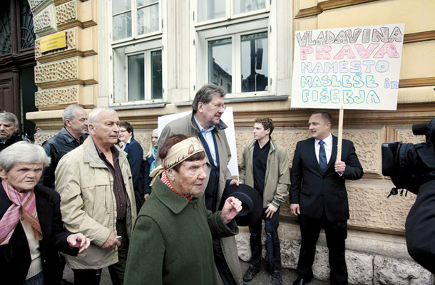 Demonstracija moči podpornikov Janeza Janše na Roški cesti v Ljubljani ob 25. obletnici afere JBTZ