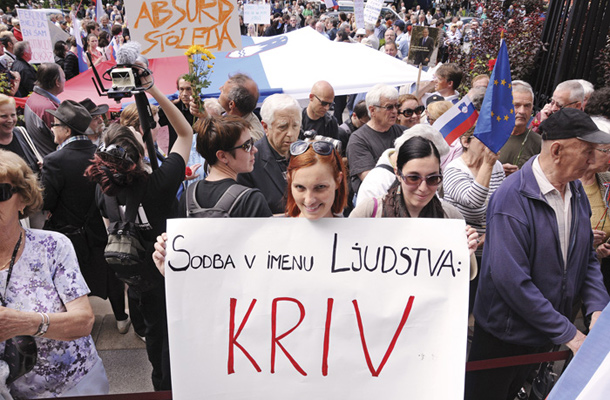 Foto tedna: Iskrica med množico podpornikov Janeza Janše pred sodiščem v Ljubljani med razglasitvijo sodbe v zadevi Patria