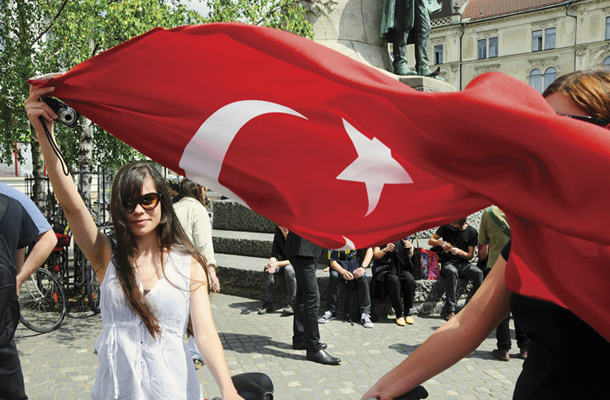 Shod v podporo turškim protestom na Prešernovem trgu v Ljubljani