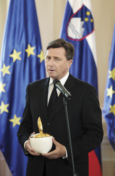 Alkimik Borut Pahor ob podelitvi zlatega jabolka korporaciji Hidria, ki je prejela mednarodno priznanje za najinovativnejše podjetje v Evropi, 12. junija 2013