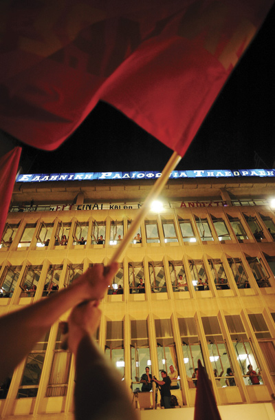 Protest pred poslopjem grške javne televizije v Atenah, kjer so odpustili 2000 javnih uslužbencev