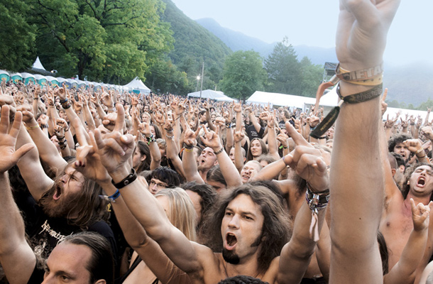 Potem ko se je moral posloviti reggae festival, je lani svojo zadnjo izdajo na idiličnem sotočju Soče in Tolminke doživel tudi Metalcamp. Letos ga bo nadomestil metalski festival Metaldays, na isti lokaciji pa se obeta tudi punkrockerski Punk Rock Holiday. Festivala ne ponujata “največjih” zvezd, imata pa zelo premišljen in dodelan program.