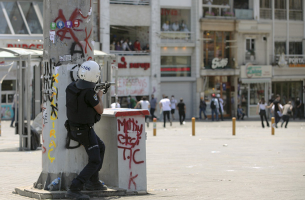 Spopadi policistov in civilistov v Turčiji