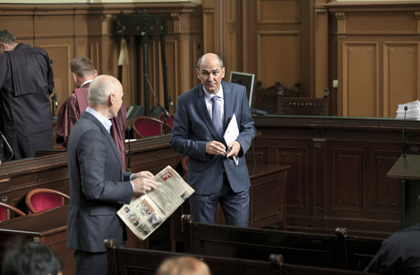 Janez Janša si je svoj novi avto, vreden 46 tisoč evrov, kupil z gotovino točno mesec dni za tem, ko je podkupnina iz Patrie prispela v Slovenijo. Na fotografiji sta skupaj s soobtožencem Ivanom Črnkovičem tik pred izrekom sodbe.