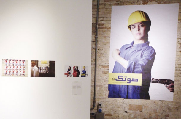 Fotografinja Nadja Munjer je po egiptovskih volitvah Kairo polepila s provokativnimi plakati izmišljene stranke Vaš glas.