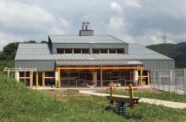 Novi montažni leseni pasivni vrtec v Moravčah skoraj ne potrebuje zunanje energije, saj je dejansko skoraj ničenergijska stavba.