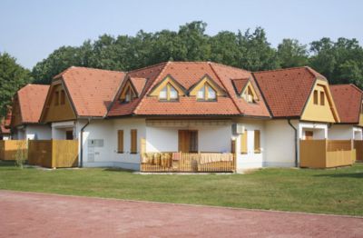 Prekmurska vas v Moravskih toplicah, kjer so si vikende kupili odgovorni za gradnjo šestega bloka. Uroš Rotnik, direktor, Bojan Brešar, vodja projekta in Franc Rosec, Rotnikov »nadzornik«.
