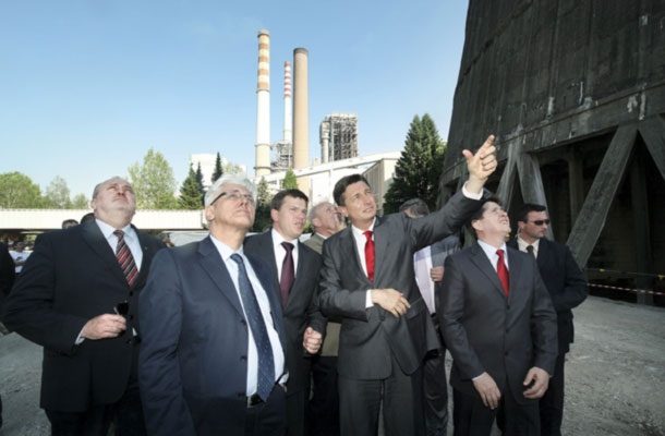 Nevzdržno stanje v slovenski energetiki je tudi posledica »koalicije« med SDS in SD. Na sliki Borut Pahor, tedaj predsednik vlade, z Urošem Rotnikom, tedanjim direktorjem TEŠ. Skrajno levo Milan Medved, vodja premogovnika. 