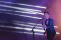 Frontman Artic Monkeys Alex Turner, na las podoben mlademu Johnnyju Cashu, je skrbel za flirtanje z občinstvom.