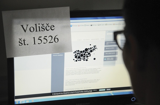 Na prvi pogled se zdijo e-volitve dobra ideja, a ključna postulata demokratičnih volitev – verodostojnost in anonimnost – sta v digitalnem svetu težko združljiva.