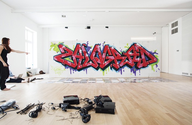 Zid društva KUD C3, ki bo pred koncem trienala skupaj z grafitom premeščen v ljubljanski Zalog, kjer že tri leta sodelujejo z mladostniki in mladinskim centrom Čamac ter skupaj iščejo strategije za izboljšanje vsakodnevnega življenja.