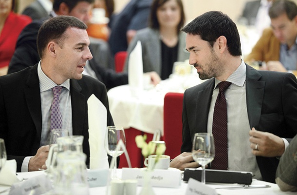 Ključno je, da država ne preplača slabih terjatev bank, ki se bodo prenesle na slabo banko, saj bi to pomenilo neracionalno porabo javnega denarja. Na fotografiji minister za finance Uroš Čufer in predsednik uprave NLB Janko Medja.