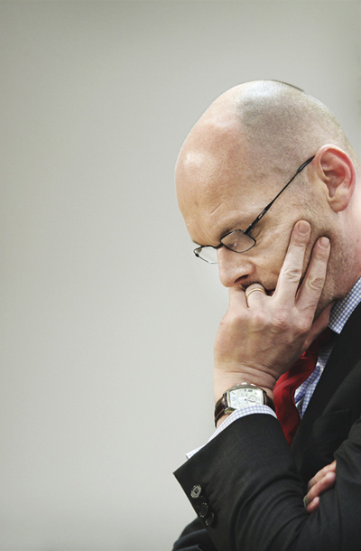 Predsednika Komisije za preprečevanje korupcije Gorana Klemenčiča skrbi, da se bodo tako, kot so se podeljevali krediti, ti tudi odpisovali: daleč od oči javnosti in pod mizo. 