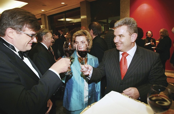 Dari Južna nazdravlja svojemu prijatelju in nekdanjemu ministru Andreju Vizjaku in njegovi ženi. Nedavno je bil Južna obsojen zaradi storitve kaznivih dejanj gospodarske kriminalitete. Za višino kazni se je pogodil s tožilstvom.