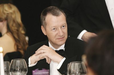 V času krize se nakazila v davčne oaze povečujejo. Tudi Igor Lah, drugi najbogatejši Slovenec na lestvici revije Manager, davke (ne)plačuje v davčnih oazah, živi v tujini, kjer »rad govori slovensko.« 