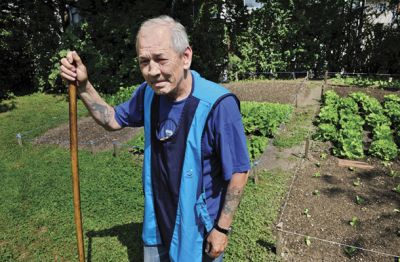 Albin Slana je že nekaj let v ljubljanskem zavetišču za brezdomce. Ker je še pri močeh, pomaga pri razdeljevanju hrane in urejanju vrta, ki so ga brezdomci posadili samoiniciativno. 