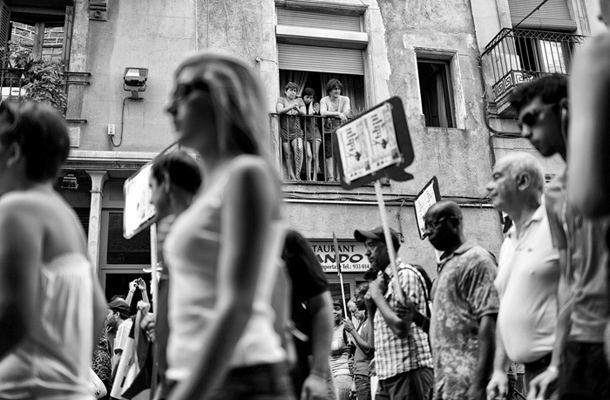 Protest proti vladnim rezom in upravljanjem z bančnimi dolgovi v Španiji. 22 odstotkov španskih gospodinjstev živi v revščini, okoli 600.000 ljudi pa je brez kakršnihkoli dohodkov. Po podatkih OECD-ja se je v zadnjih letih dohodkovna neenakost najbolj povečala v Španiji. 