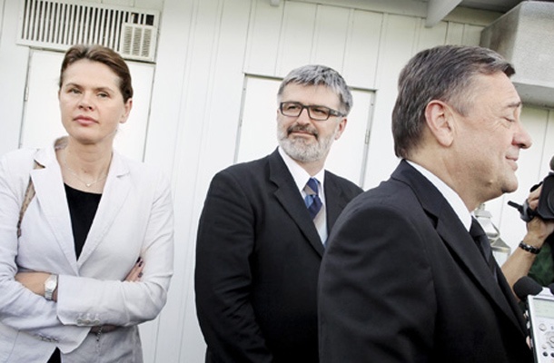 Če ne bi bilo Zorana Jankovića Alenka Bratušek ne bi postala predsednica vlade. A paradoks je v tem, da lahko to ostane samo, če se Janković, njen političen oče od državne politike vsaj za nekaj let umakne.