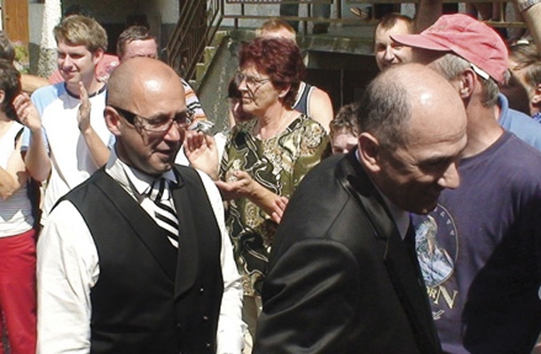 Rajko Janša na bratovi poroki julija 2009. Nekaj dni prej je Rajko Janša Urški Bačovnik Janša nakazal 31 tisoč evrov za nov avto.
