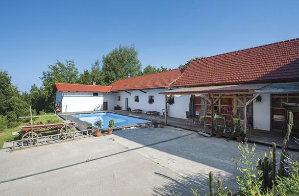 Dvorišče hiše beltinskega župnika, ki jo je kupil za 40.000 evrov prek lizinga, jo obnovil in ob njej postavil bazen.