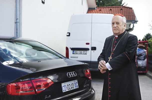 Kardinal dr. Franc Rode ob svojem avtomobilu. Vozila izbira »glede na ponudbo in glede na pogosta, dolga in zahtevna službena potovanja«.