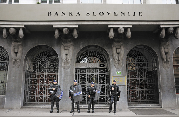 Policijska zaščita Banke Slovenije na shodu za pravico do javnega zdravstva, 25. Junija