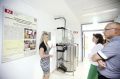 Alenka na predstavitvi sistema za obdelavo sanitarne vode in njeno ponovno uporabo za izpiranje WC-školjke