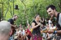 Histeria: Nastop Dejana Lapanje (levo) in Katarine Juvančič (v sredini) na malem odru, obraščenem z drevesi in grmovjem