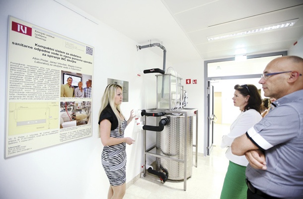 Alenka na predstavitvi sistema za obdelavo sanitarne vode in njeno ponovno uporabo za izpiranje WC-školjke