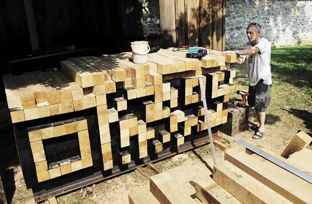 Mitja Stanek, slovenski predstavnik na tokratni Formi vivi, postavlja QR-kodo v tretjo dimenzijo. Že na podiplomskem študiju grafike se je ukvarjal s črtnimi kodami in jih interpretiral skozi grafični jezik, v diplomski nalogi pa je analiziral princip gradnje skulpture v sodobni umetnosti.