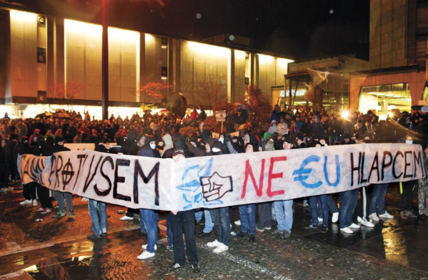Paravojaška formacija na Trgu republike s tako imenovanim keltskim križem, simbolom neonacistov, 30. novembra 2012.