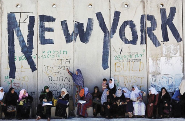 Med petletnim nastajanjem filma sta večkrat obiskala zid, ki ločuje Palestince in Izraelce ter na katerem se grafiti nenehno spreminjajo.