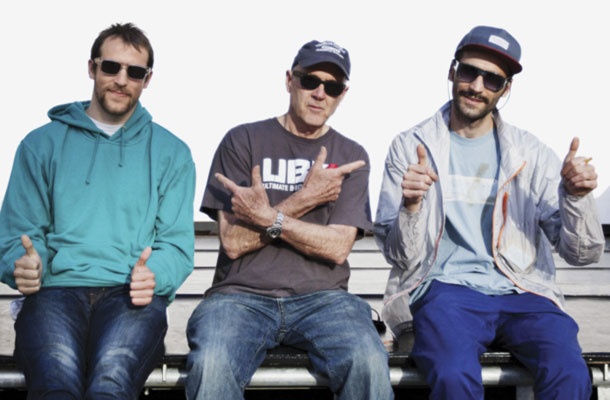 Film Style wars 2 je bil prvič predvajan na festivalu mladih umetnikov Mediterranea 16 v Italiji, kamor je samo zaradi premiere iz New Yorka priletel tudi producent izvirnega filma Style Wars Henry Chalfant (na sredini). Veli (desno) in Amos (levo) sta ga spoznala med snemanjem v ZDA.