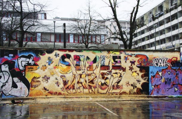 Med snemanjem filma sta enega od zidov ovekovečila tudi z napisom Style Wars 2. Ker pa nista imela sprejev, sta napis izklesala.