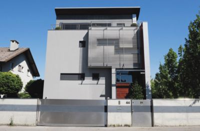 Mati Mihaela Karnerja, ki mu želijo soditi v ZDA, je lastnica hiše z zemljiškim dolgom v višini osem milijonov evrov