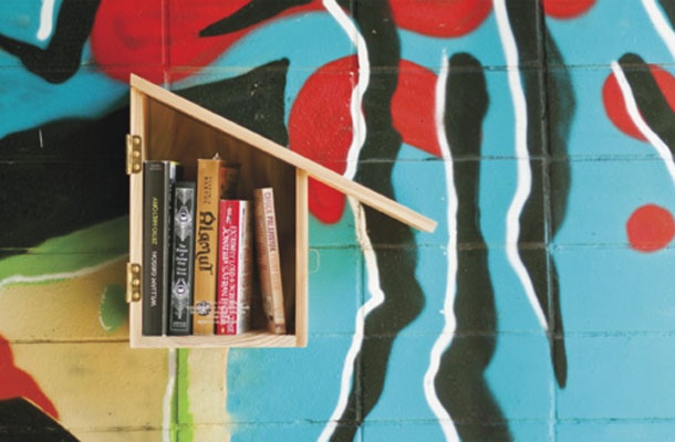 Knjige v omarici, ki sta jo zasnovala Klara Zalokar in Klemen Zupančič iz kreativnega tandema Handmade in Moste, ostanejo na varnem tudi v dežju in vetru. Poleg tega sta postopek izdelave poenostavila, kolikor se je le dalo, in načrte javno objavila na svoji spletni strani.