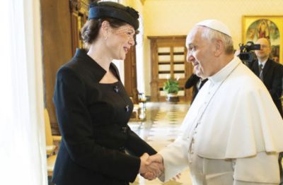 13. junija letos je papeža obiskala Alenka Bratušek in bila oblečena, kakor je tudi bog zapovedal.