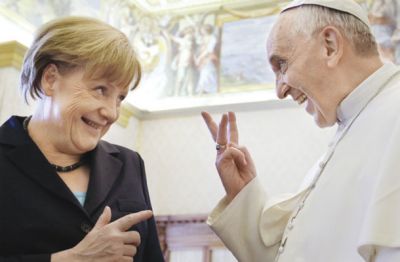18. maja letos je papeža obiskala Angela Merkel. Ne samo, da ni bila oblečena v črno in ni imela črne tančice, okoli vratu je imela svoj nakit, kar je bilo še pred kratkim nezaslišano.