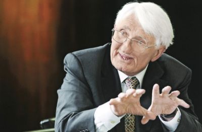 Jürgen Habermas, nemški filozof, se zavzema za konsolidacijo raznolike evropske dediščine v obliki ustavnega patriotizma.