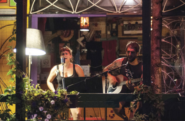 Baskovski folk rock dvojec Occhi di Farfalla, Jalla Jalla, Metelkova, Ljubljana