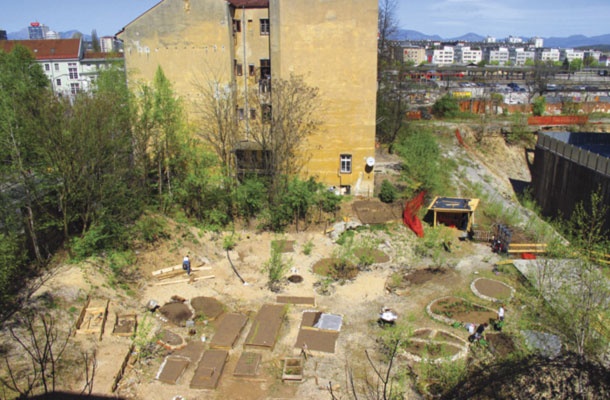 Ob železniški postaji v Ljubljani je prvo opuščeno gradbišče, na katerem so zrasli začasni vrtički. Leta 2010 so okoliški prebivalci na pobudo kulturnikov gradbišče očistili, ga ustrezno zaščitili in na njem naredili majhne gredice. Danes na vrtičke, poimenovane Onkraj gradbišča, občasno zahaja skupno okoli 100 obiskovalcev, ključe do prostora pa ima 40 okoliških prebivalcev.