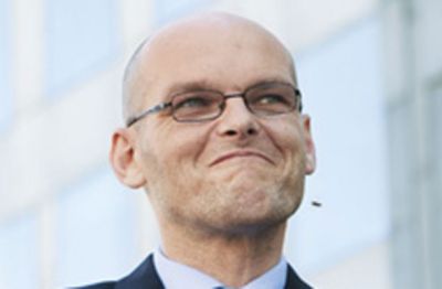 Vohunka pri ušesu preganjalca korupcije ob obisku predsednika Pahorja