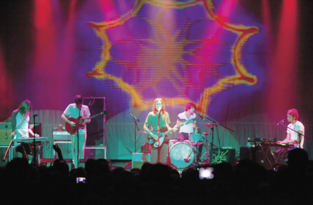 Tame Impala na ponedeljkovem koncertu v ljubljanskem Kinu Šiška. Kevin Parker je v sredini.