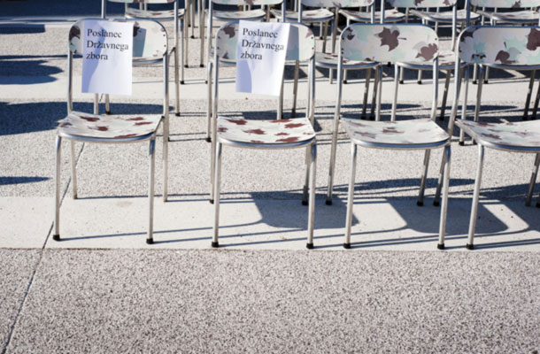 Foto tedna: Na tradicionalni počastitvi praznika Marijinega vnebovzetja na Brezjah letos ni bilo politikov, no, z izjemo poslanca SLS Janeza Ribiča in njegove soproge, ki sta ju čakala stola v prvi vrsti.