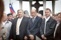 Kaplan vojaškega vikariata Milan Pregelj (z vojaško baretko) je kulturni del slovesnosti v Rovtah spremljal ob logaškem županu Bertu Menartu in predsedniku SDS Janezu Janši