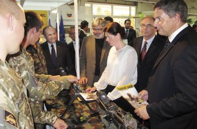 Premierka med izbiranjem orožja, s katerim se bo spopadla z Mišičem in njegovimi. Ni še povsem jasno, na kateri strani bo sekundant Roman Jakič.