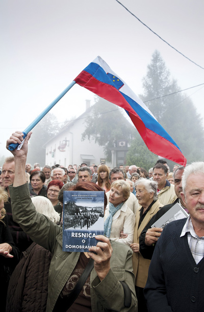 Rovte so bile v nedeljo kljub slabemu vremenu skoraj premajhne za vse, ki so želeli slišati, kaj bodo o domobranstvu povedali Janez Janša in duhovniki